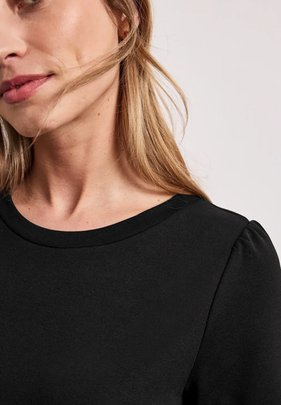 Robe mi-longue à manches bouffantes