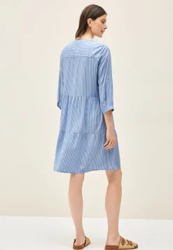 Robe rayée à volants