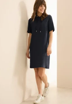 Robe structurée avec capuche