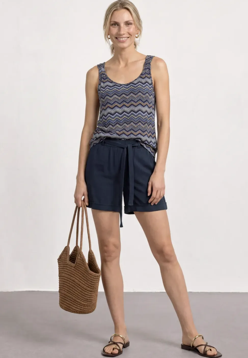 Short taille haute avec ceinture