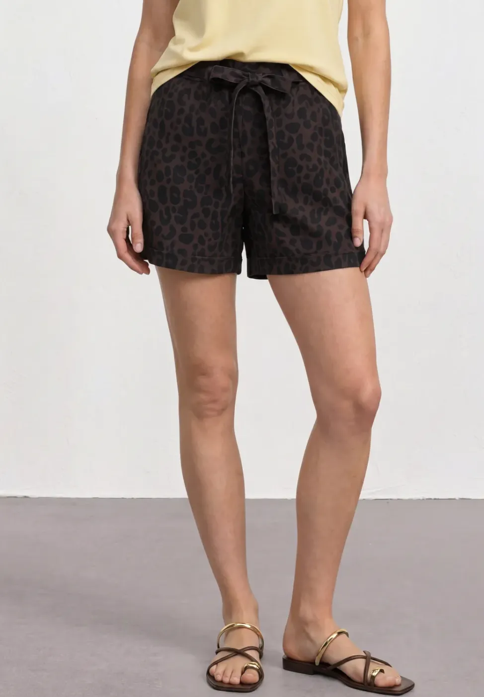 Short taille haute avec ceinture paperbag