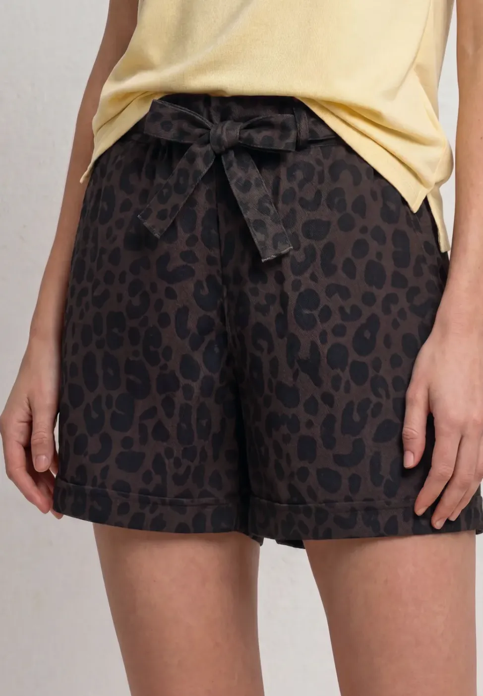 Short taille haute avec ceinture paperbag