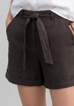 Short taille haute avec ceinture