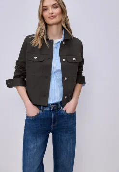 Survêtement au look slik avec patte de boutonnage