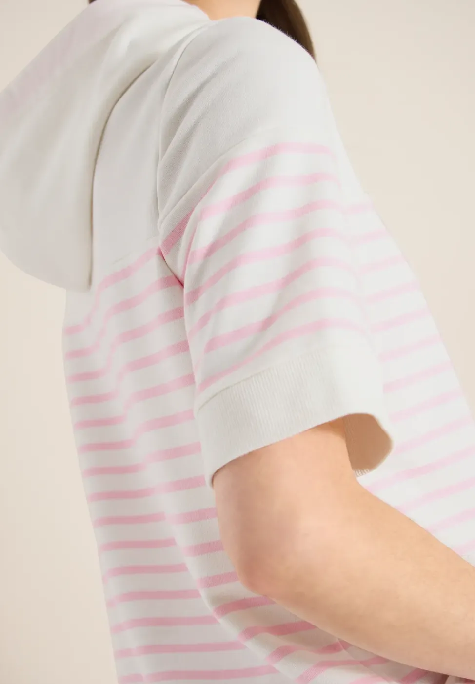 Sweat-shirt à manches courtes avec capuche et rayures