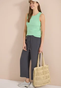 Top avec col rond et détail d'embroiderie