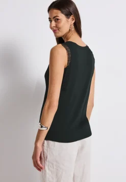 Top avec détails au crochet