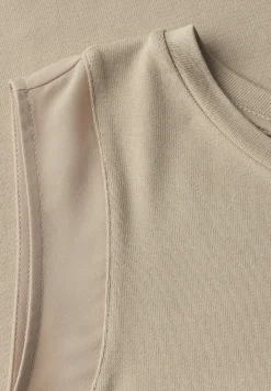 Top avec détails en mousseline