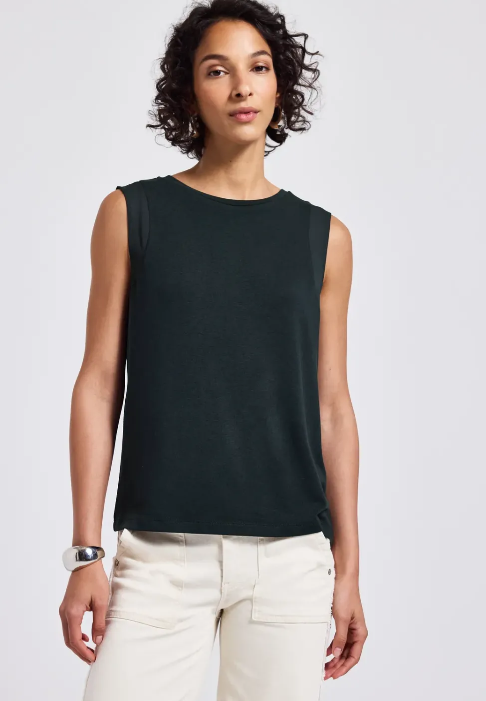 Top avec détails en mousseline