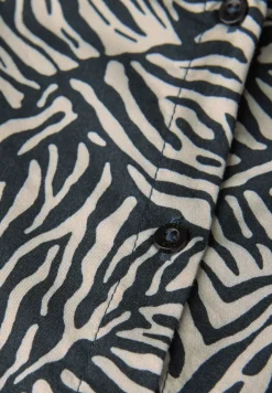 Top avec patte de boutonnage