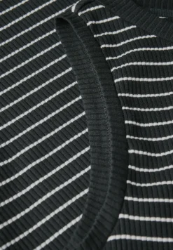 Top avec structure côtelée
