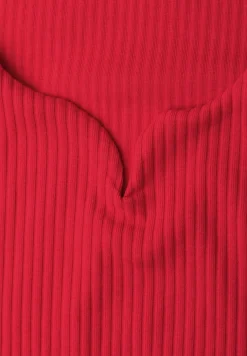 Top basique avec encolure en cœur