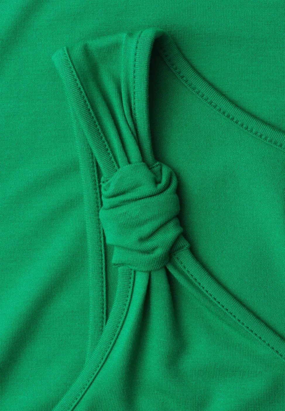 Top col V à détail noué aux épaules