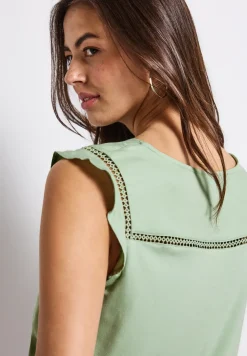 Top col V avec détails au crochet