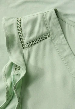 Top col V avec détails au crochet