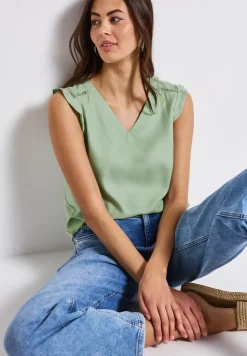 Top col V avec détails au crochet