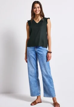 Top col V avec détails au crochet