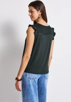 Top col V avec détails au crochet