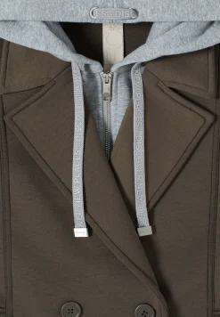 Trench-coat court