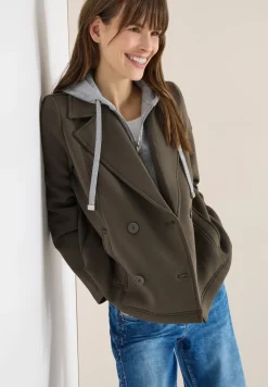Trench-coat court