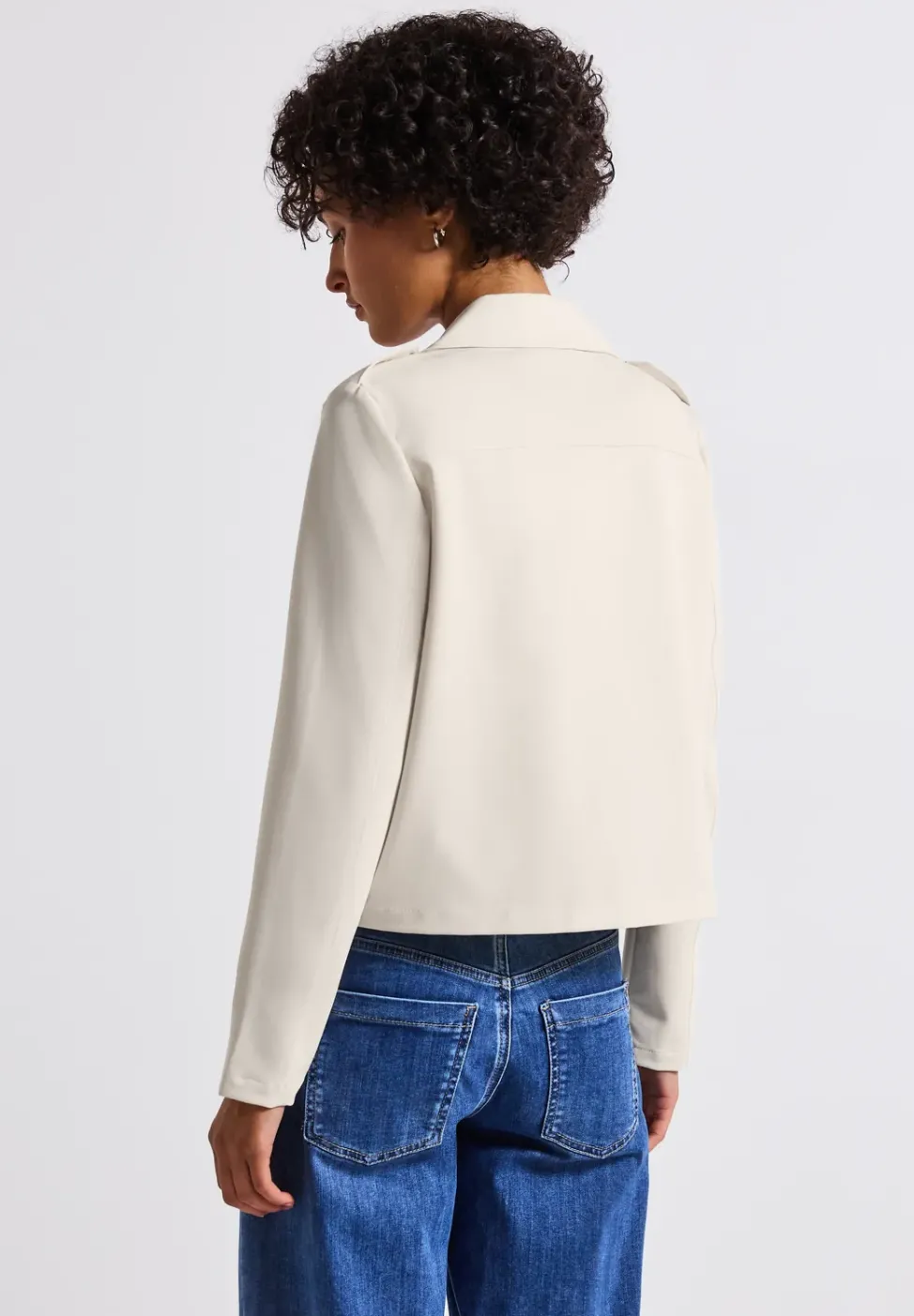 Trench-coat court