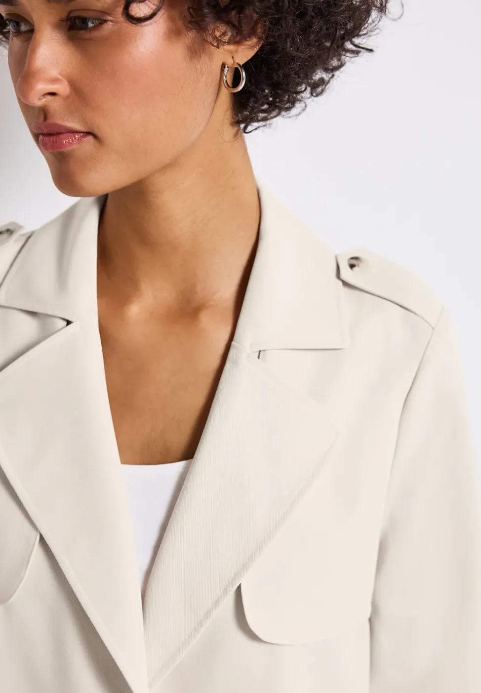 Trench-coat court