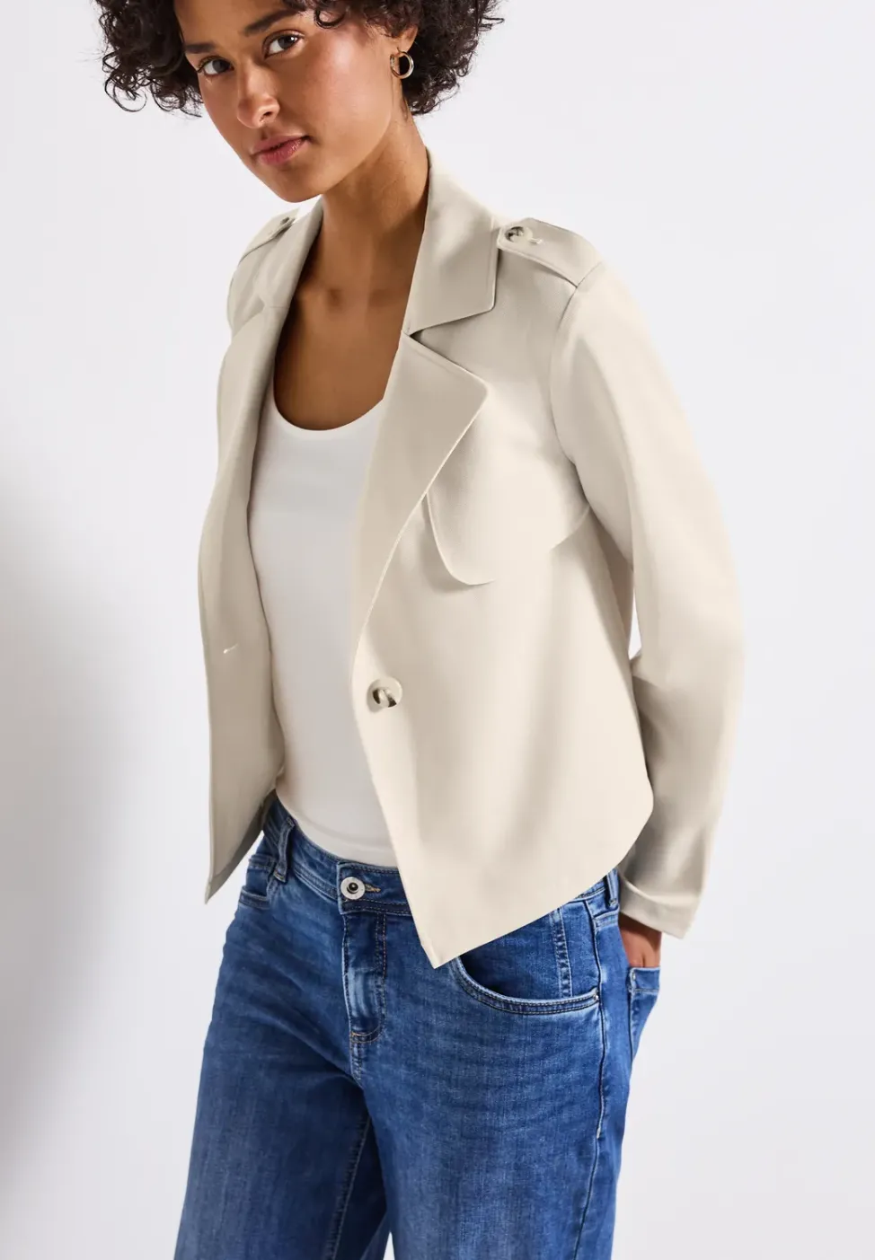 Trench-coat court