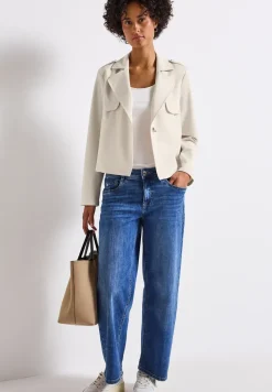 Trench-coat court