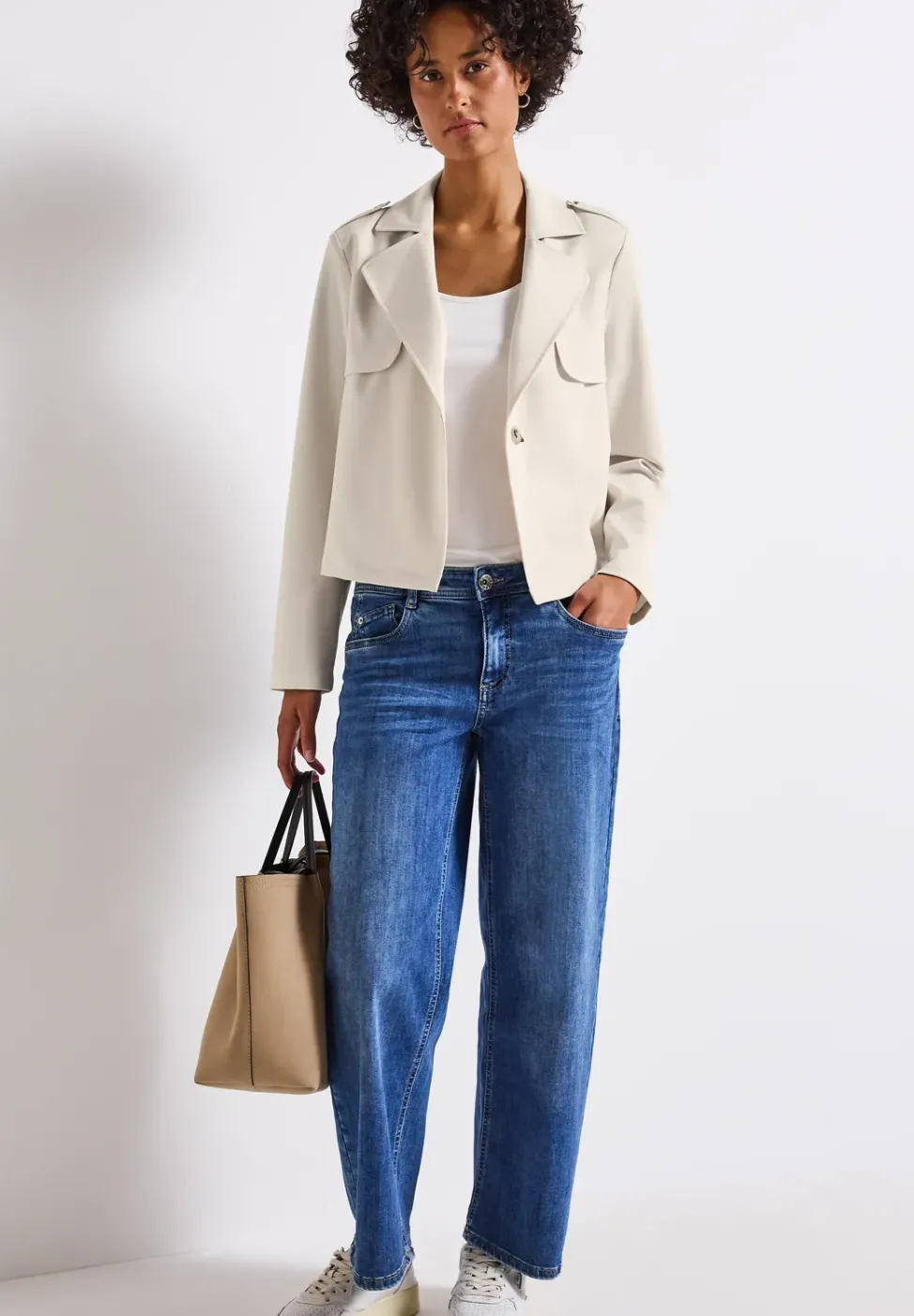 Trench-coat court