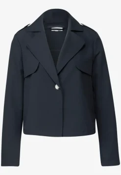 Trench-coat court