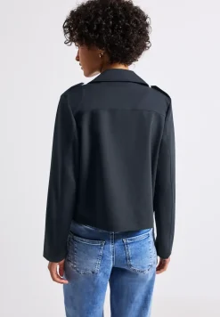 Trench-coat court