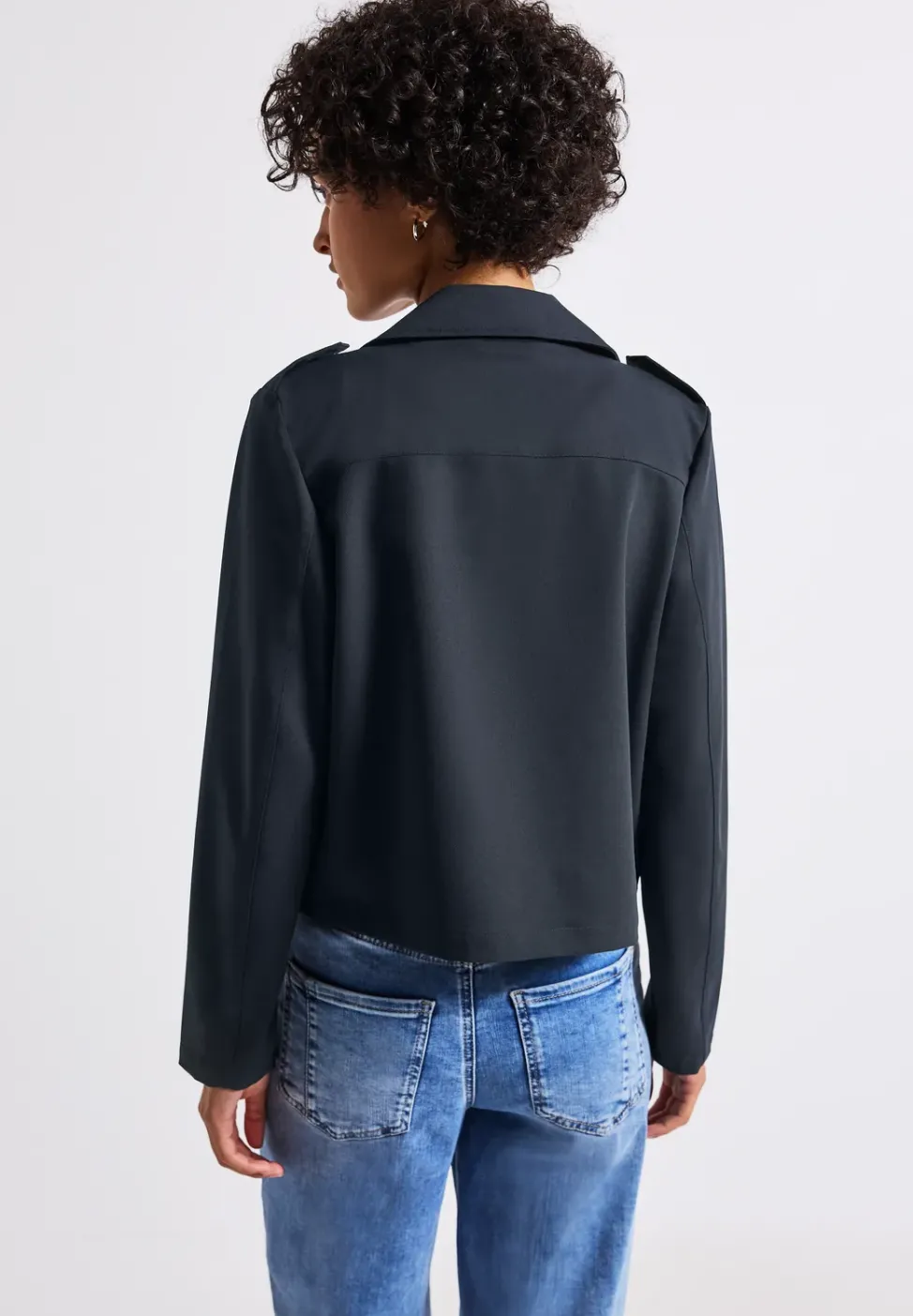 Trench-coat court