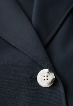 Trench-coat court