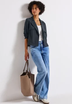 Trench-coat court