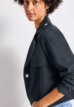 Trench-coat court