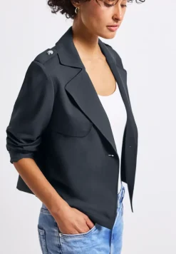 Trench-coat court