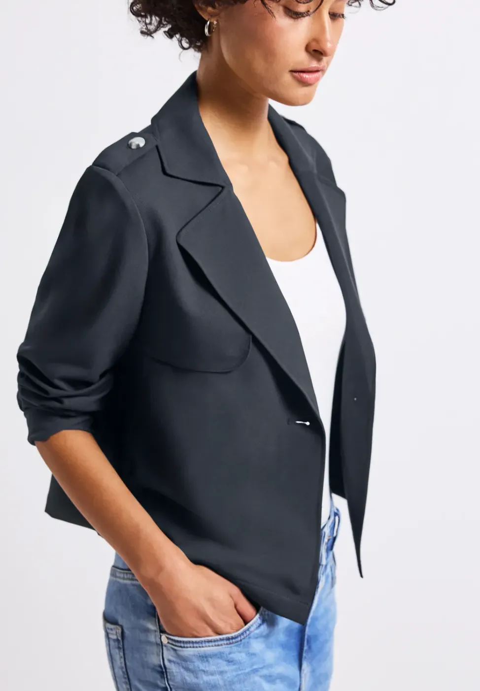 Trench-coat court
