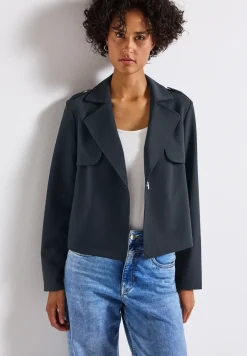 Trench-coat court