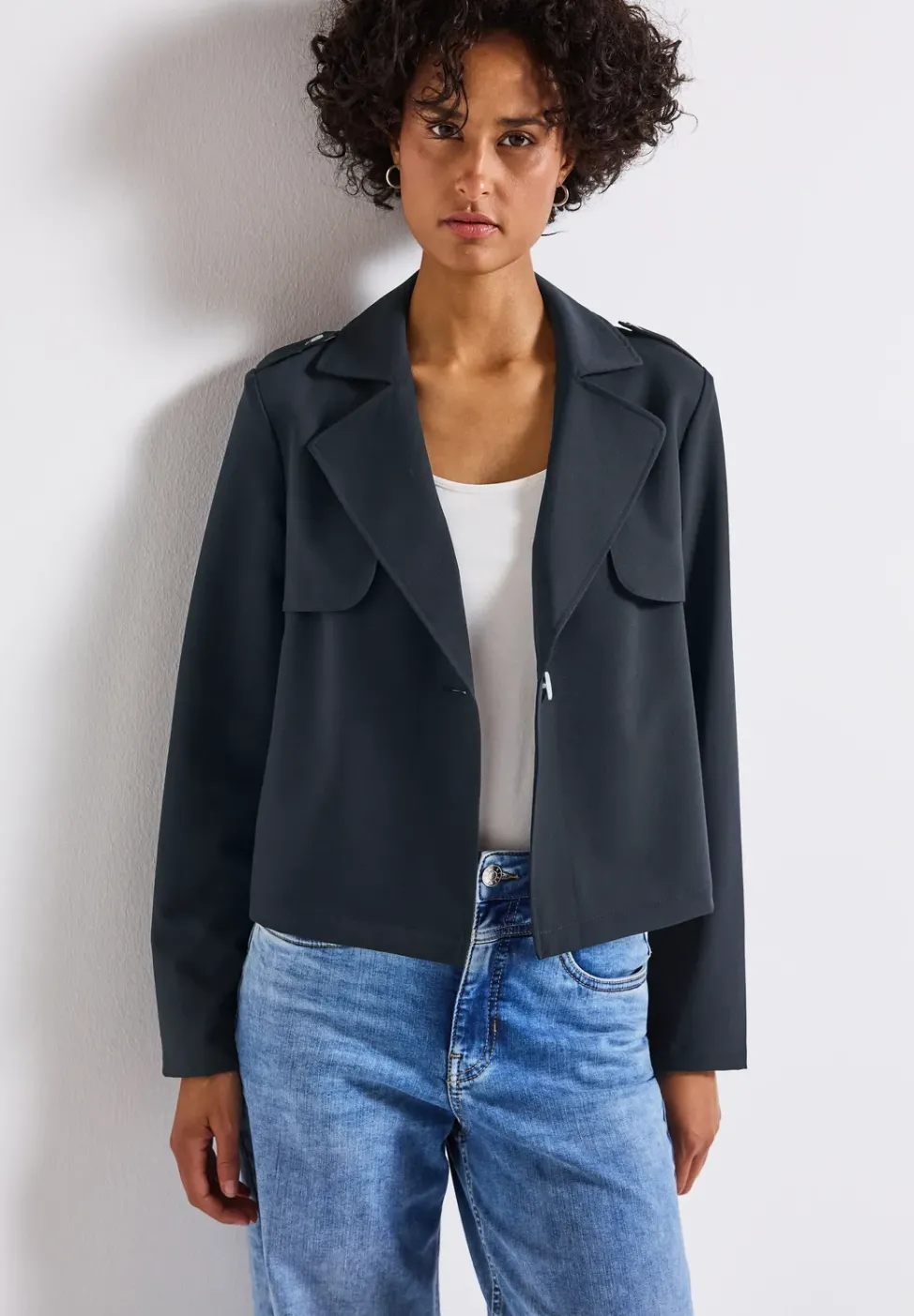 Trench-coat court