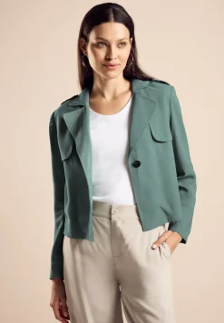 Trench-coat court