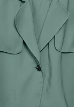 Trench-coat court