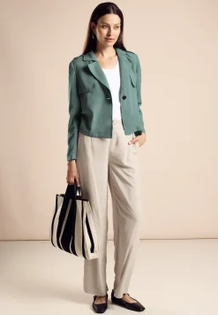 Trench-coat court