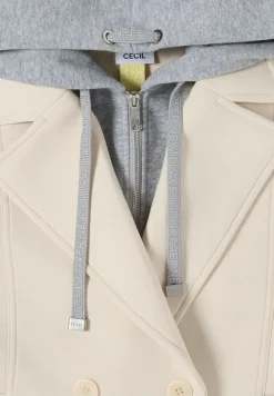 Trench-coat court