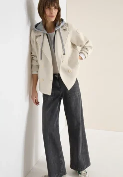 Trench-coat court