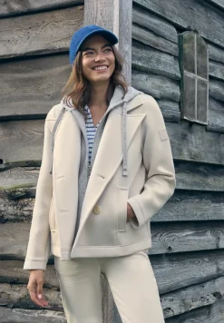 Trench-coat court