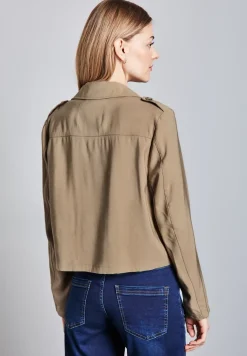 Trench-coat court
