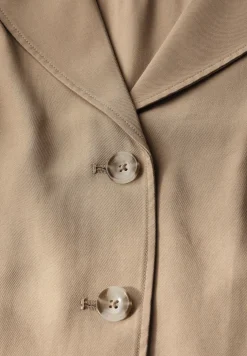 Trench-coat court