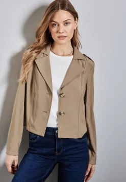 Trench-coat court