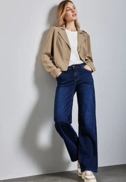 Trench-coat court