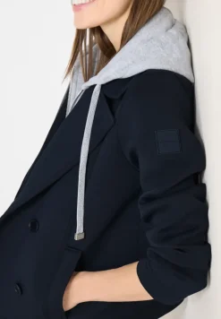 Trench-coat court